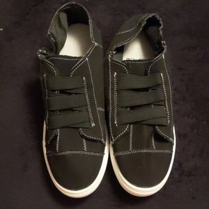 Black slip-on canvas shoes